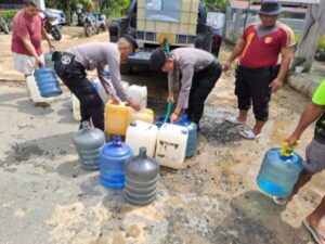 Pasca Banjir, Polres Barsel Kembali Distribusikan 5.000 Liter Air Bersih Untuk Warga