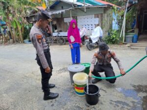 Polres Barsel Kembali Distribusikan 5.000 Liter Air Bersih Untuk Warga Terdampak Banjir