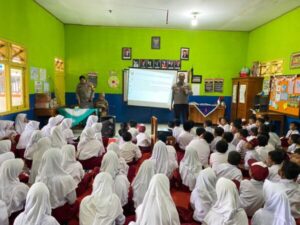 Edukasi Dampak Buruk Perundungan, Polsek Bandar Sambang SDN 1 Kluwih