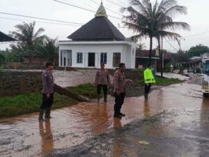 Jalan Tayu – Puncel Tergenang Air, Polsek Dukuhseti Pati Atur Lalulintas