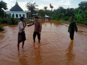 Jalan Tayu – Puncel Tergenang Air, Polsek Dukuhseti Pati Mengatur Lalulintas