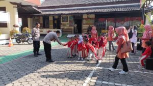 Polsek Juwana Buka Pintu Pengenalan Sarana Prasana Kepolisian untuk Anak-anak