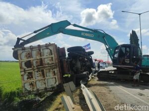 Alami Rem Blong, Truk Batu Bara Terguling ke Sawah di Pantura Demak