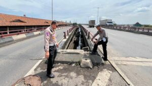 Pemotor Terjun 10 Meter dari Flyover Semarang, Polisi Bakal Pasang Rambu