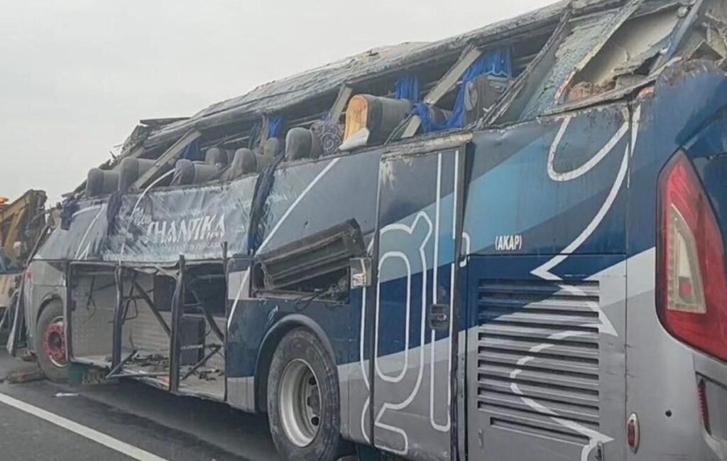 Rusak Parah! Bus Jurusan Jakarta-Semarang Terjun dari Tol Pemalang