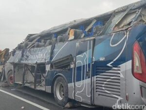 Bus Terjun dari Tol Pemalang KM 320 ke Jalan Desa, Dia Orang Tewas