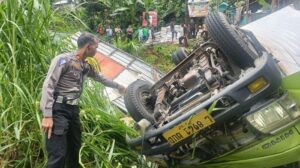 Detik-Detik Tabrakan Truk Boks Hino Terbalik di Purbalingga: Rem Blong