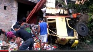 Alami Rem Blong, Truk Crane di Brebes Tabrak Rumah Warga, Supir dan Kernet Tewas di Tempat