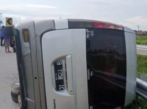 Mobil Rombongan Santri Terguling di Tol Brebes Barat, 2 Orang Tewas