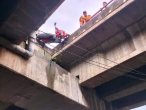 Hantam Drum Beton, Pemotor Terjun 10 Meter dari Flyover Semarang