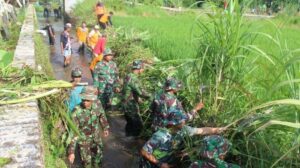 Peduli Lingkungan, Kodim dan Polres Batang Gotong Royong Bersihkan Sungai di Desa Cepagan