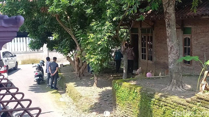 polisi-saat-melakukan-penggeledahan-di-rumah-terduga-teroris-n-di-desa-plumbon-kecamatan-mojolaban-kabupaten-sukoharjo-kamis-2_169