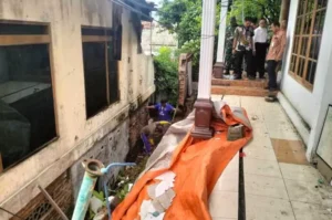 Akibat Hujan Deras, Talut Rumah Warga Petompon Semarang Longsor