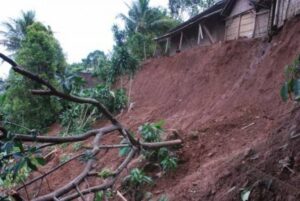 Longsor Terjang Poskamling di Ngaliyan Semarang Akibat Hujan Deras