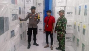 Polres Rembang Mengamankan Logistik Pemilu 2024 di PPK Kecamatan Sarang