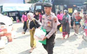 Salurkan Sembako kepada Warga Banjir Demak, Polres Kudus Peduli Banjir