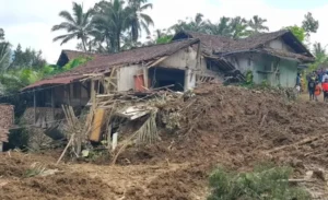 Tanah Longsor Rusak Tiga Rumah Warga Pegentan Banjarnegara