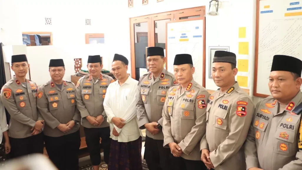 Bersama Jajaran Polres Rembang, Wabareskrim Polri Sowan ke Gus Baha