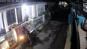 Maling di Banyumas Gondol Pintu Pagar Besi, AksinyaTerekam CCTV