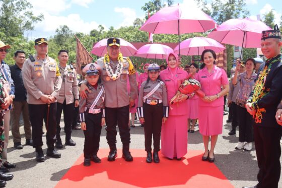 Acara Adat dan Jajar Kehormatan, Menyambut Kedatangan Kapolda Kalteng di Polres Gumas