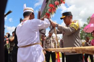 Acara Adat dan Jajar Kehormatan, Sambut Kedatangan Kapolda Kalteng di Polres Gumas