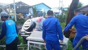 Satpolairud Polresta Pati Bantu Evakuasi Mobil yang Terperosok ke Sungai