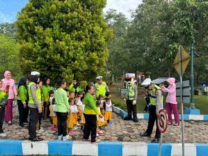 Gelar Polisi Sahabat Anak, Satlantas Polres Lamandau Perkenalkan Rambu Lalu Lintas