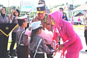 Kapolda Bersama Ketua Bhayangkari Kalteng Disambut Prosesi Adat Dayak di Mapolresta Palangka Raya