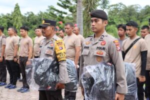 Polres Lamandau Bagikan Kaporlap kepada Personel PAM TPS