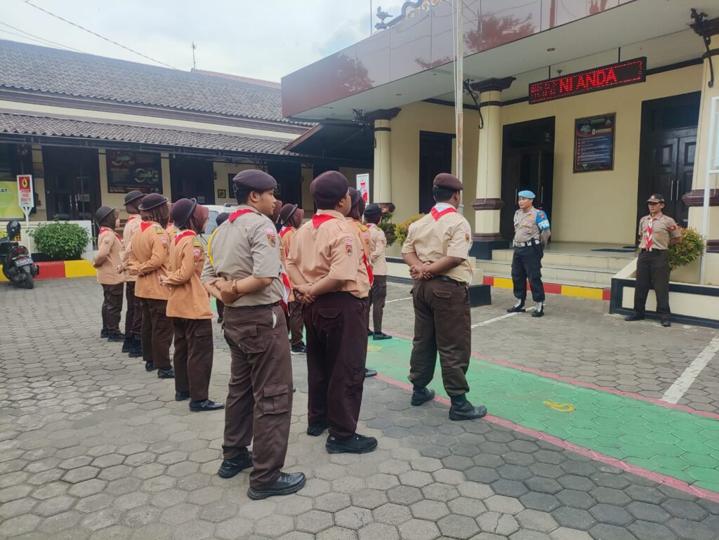 Polsek Juwana Gelar Pelatihan Baris Berbaris dan Pengenal Simpul Tali untuk Remaja