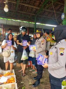 Giat Sambang Satgas Preemtif: Polisi Pati Bagikan Brosur dan Ajak Warga Tidak Golput