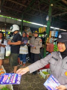 Antisipasi Golput: Satgas Preemtif Polresta Pati Salurkan Edukasi Pemilu di Pasar Puri Baru