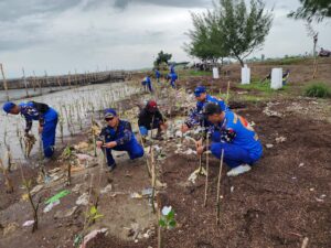 Satpolairud Pati Fokus pada Pemantauan Jaring Penghalang Ombak dan Sampah di Pantai