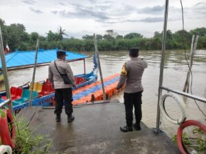 Kanit Binmas Polsek Juwana dan Anggota Beraksi: Pemantauan Debit Air untuk Antisipasi Banjir