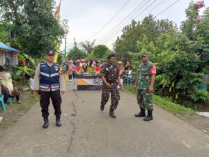 Bhabinkamtibmas Polsek Jaken Amankan Karnaval Haul Mbah Samsul Hadi di Sumberejo