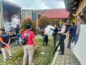 Personil Polres Batang Kawal Ketat Pendistribusian Logistik Pemilu