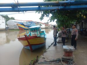 Pemantauan Debit Air, Langkah Cermat Polsek Juwana Hadapi Ancaman Banjir