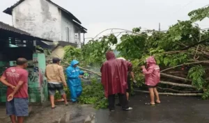 Angin Kencang Rusak Tiga Rumah Warga dan Mapolsek di Sukoharjo