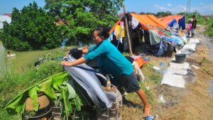 Banjir Belum Surut, Warga Demak Mengungsi di Tanggul Sungai