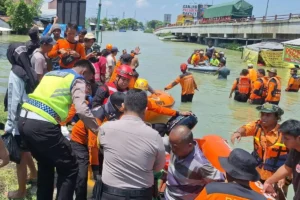 Polres Kudus membantu evakuasi korban banjir di Demak