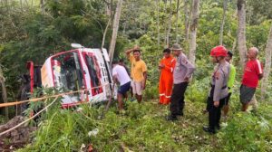 Kronologi Kecelakaan Truk Terjun Ke Jurang setelah Bersimpangan dengan Mobil Tak Dikenal