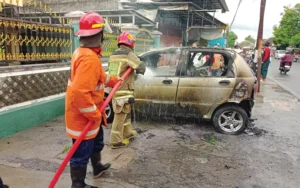 Mobil Chery Warna Silver Terbakar di Depan Gereja Kawasan Banmati Sukoharjo,