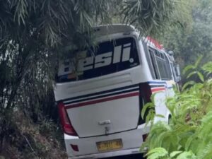 Tanah Longsor Tutup Jalur Pekalongan-Banjarnegara, Ada Bus Terjebak