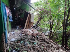 Tergerus Longsor, Dinding Rumah di Wonosari Semarang Ambrol