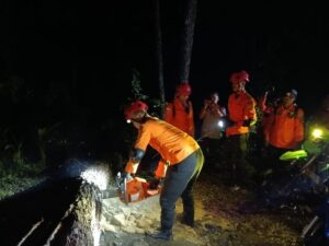 Tanah Longsor Timbun Rumah di Cijati Cilacap, 1 Orang Belum Ditemukan