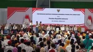 Presiden Jokowi Serahkan PIP ke 1.000 Pelajar di Sukoharjo