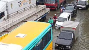 Jalan Kaligawe Raya Semarang Terendam Banjir, Banyak Kendaraan Mogok, Lalu Lintas Macet Parah