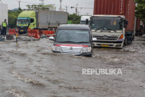 Jalur Pantura Kaligawe Semarang Mulai Bisa Dilewati Kendaraan