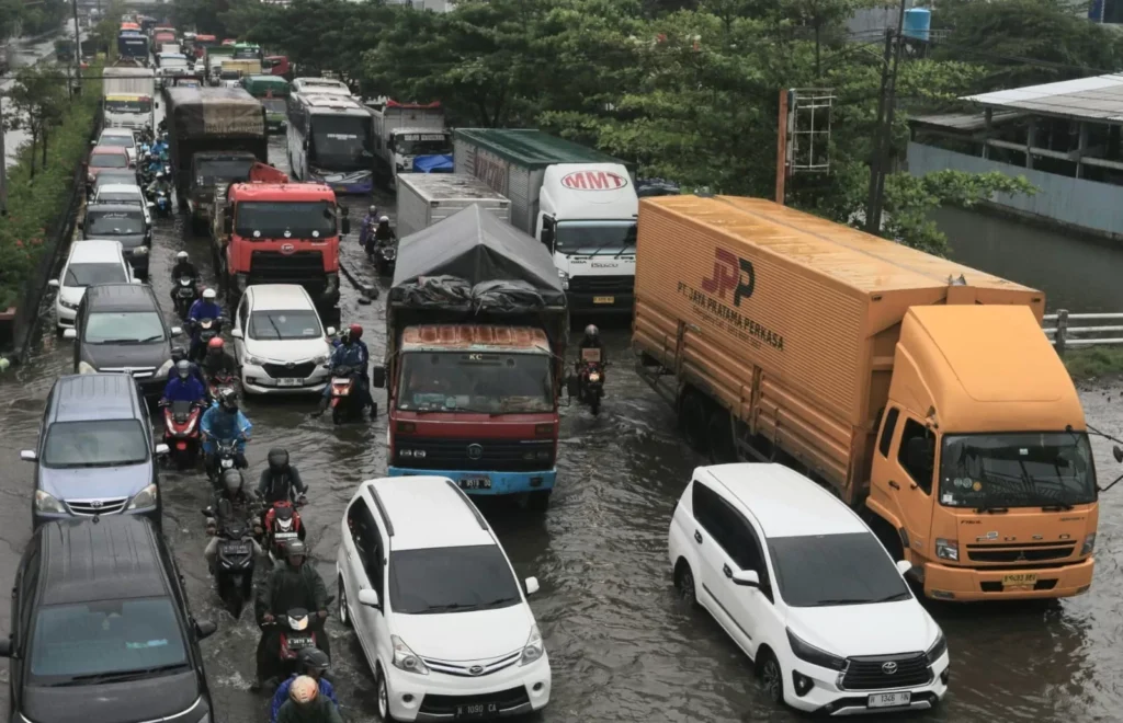 Hujan Deras, Jalan Sepanjang Exit Tol Kaligawe hingga RSI Sultan Agung Semarang Terendam Banjir, Begini Kondisinya