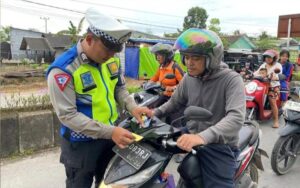 Polres Lamandau Membagikan Stiker Saat Gelar Operasi Keselamatan